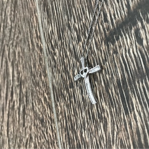 Stunning Helzberg Diamond 1/5 CT Diamond Cross Necklace - Picture 7 of 8